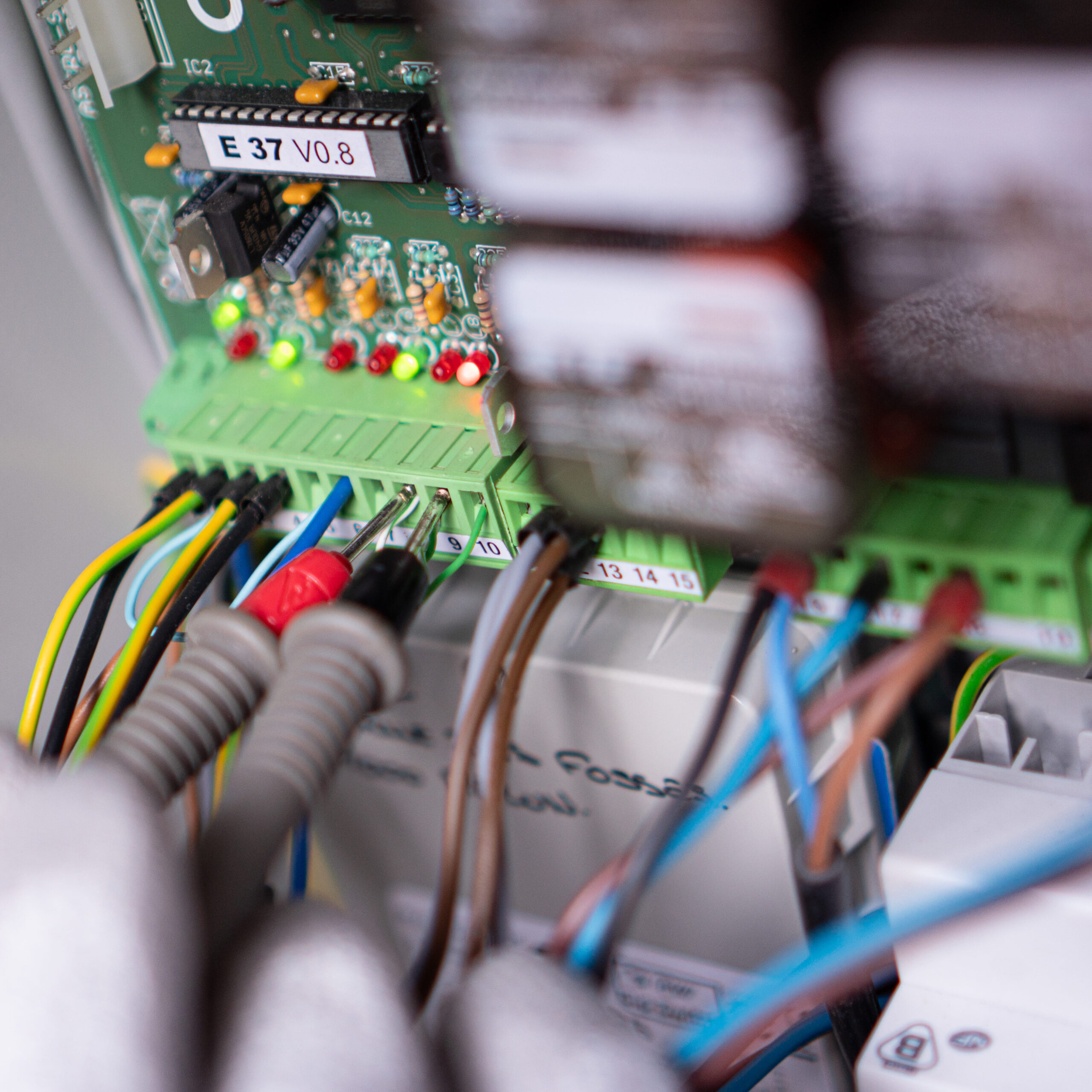 Photo rapproché d'une maintenance d'un équipement de fermeture automatique par un technicien formé de chez DOME, spécialiste maintenance pour fermetures automatiques en Ile de France.