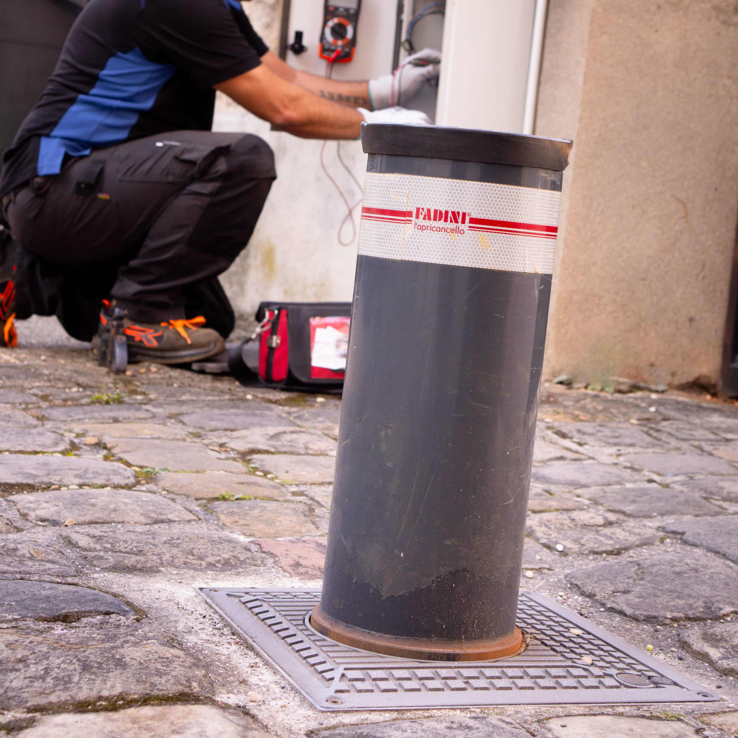 Maintenance d'une borne automatique par un technicien DOME, spécialiste de la maintenance en fermeture automatique.