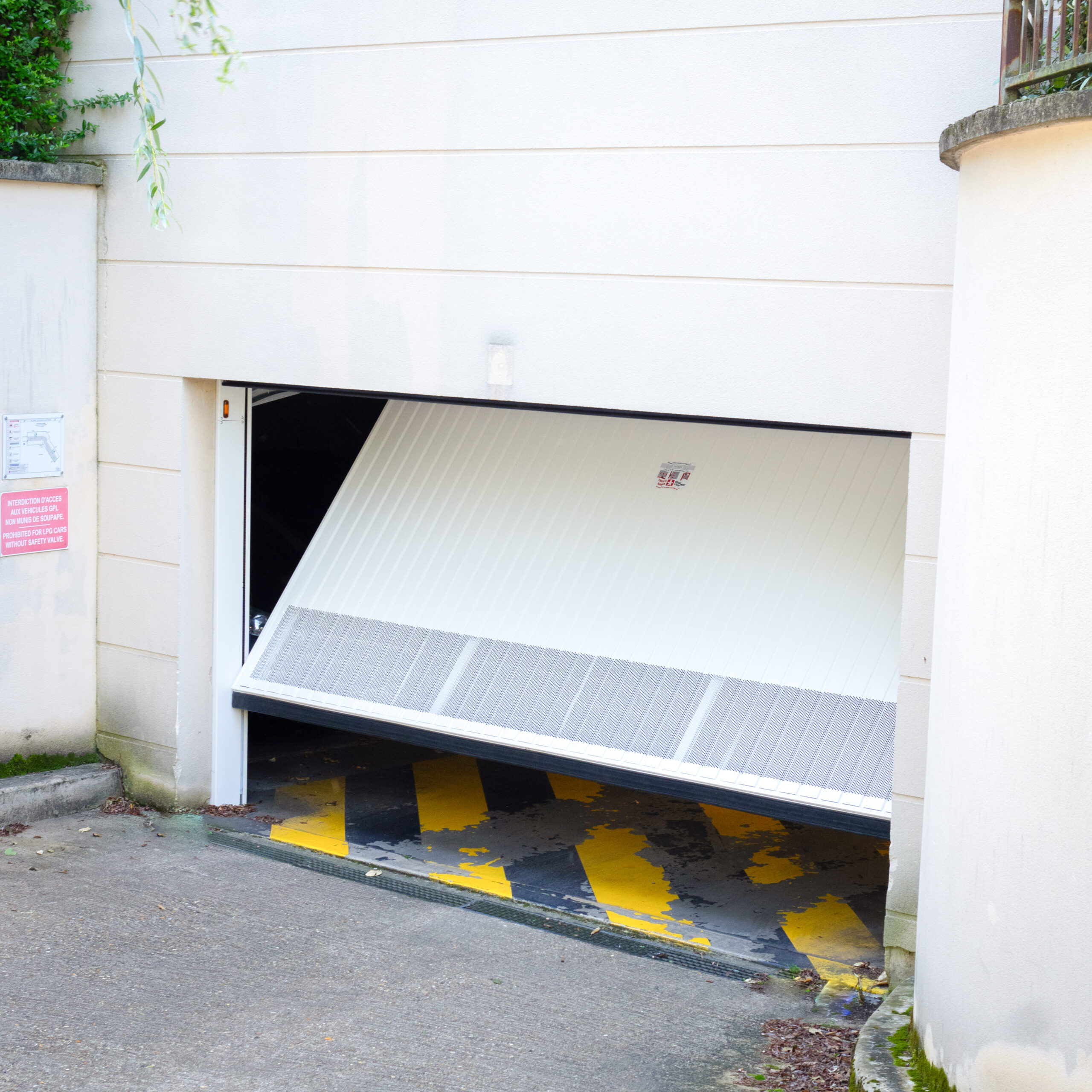 Ouverture d'une porte de garage installée par DOME, spécialiste de l'installation de porte de garage en Ile de France.
